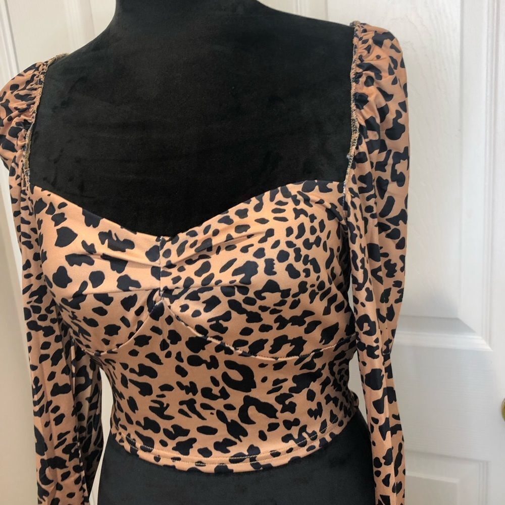 NWOT Leopard print long sleeve crop top size small - Picture 2 of 7
